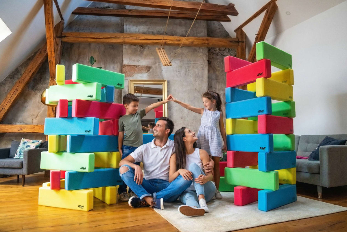 Familie bygger tårne sammen af RIWI® mini klodser