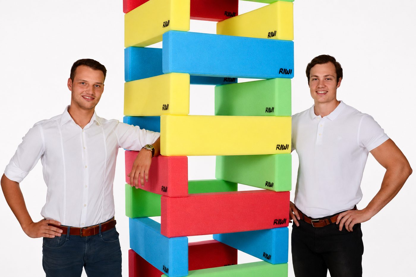 Die RIWI®-Gründer Roland (links) und Nicola (rechts) neben einem Turm aus RIWI Bausteinen